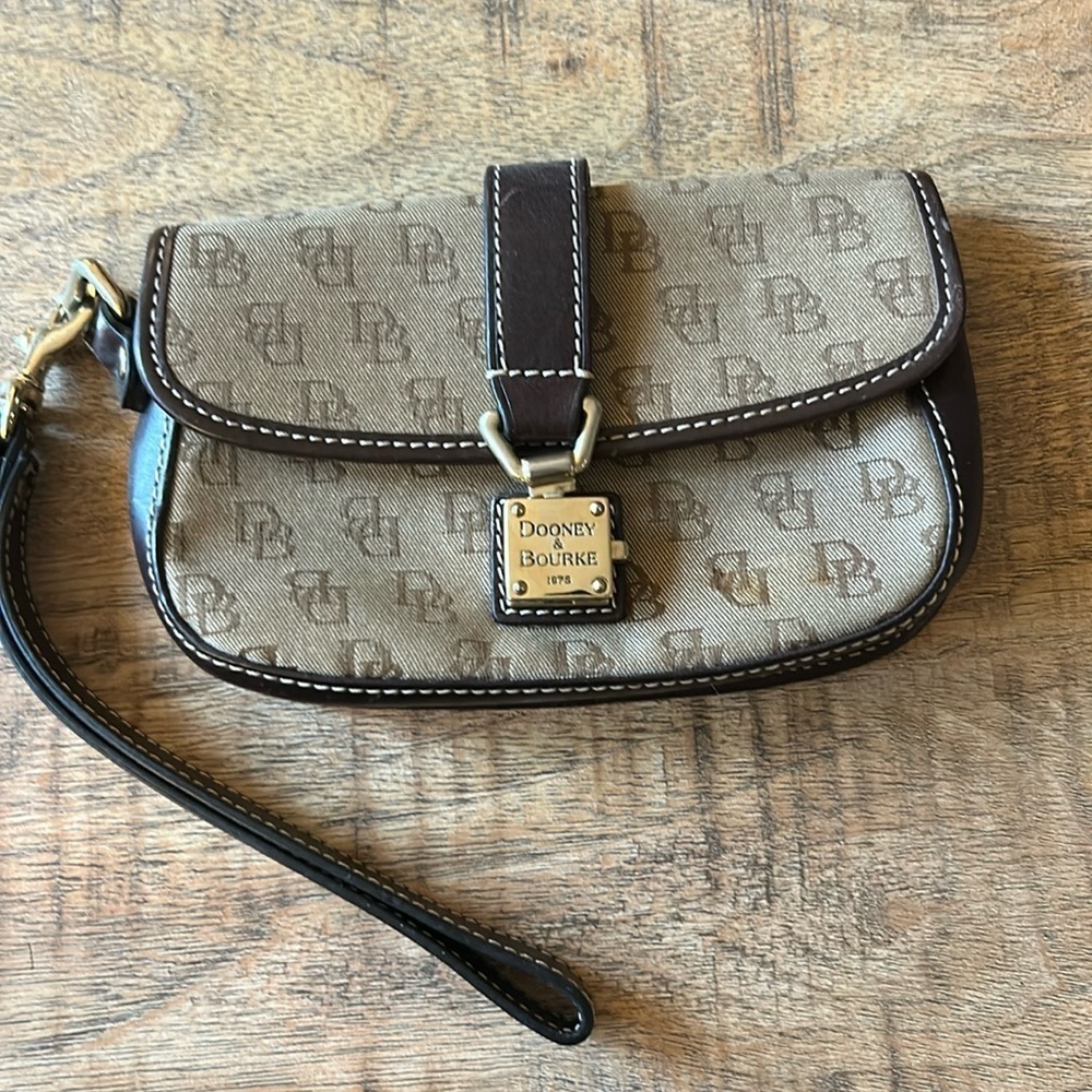 Dooney & Bourke (B18) wristlet bag